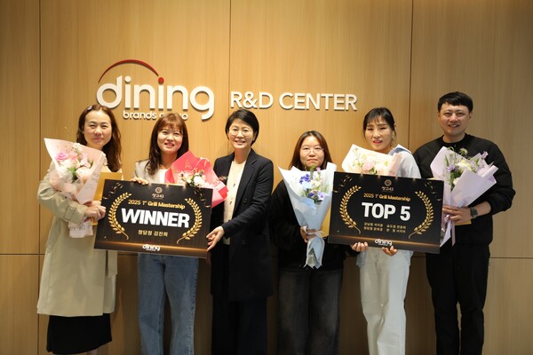 2025 상반기 창고43 구이 마스터쉽에 선정된 직원들이 함께 기념 사진을 촬영하고 있다.(사진=다이닝브랜즈그룹)