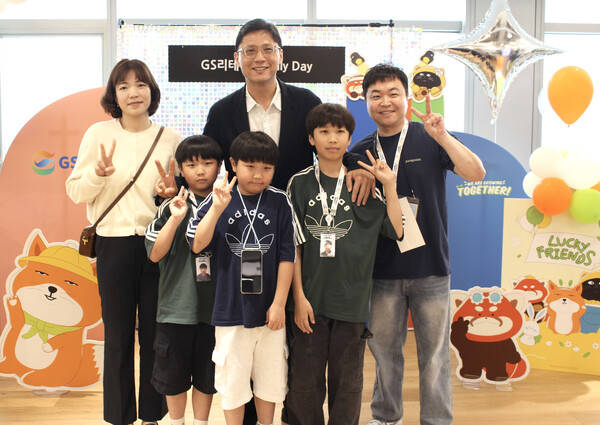 지난 15일 GS리테일 '패밀리 데이(Family Day)'에서 허서홍 GS리테일 대표이사(뒤쪽 가운데)가 임직원 가족과 기념사진을 찍고 있다. (사진=GS리테일)