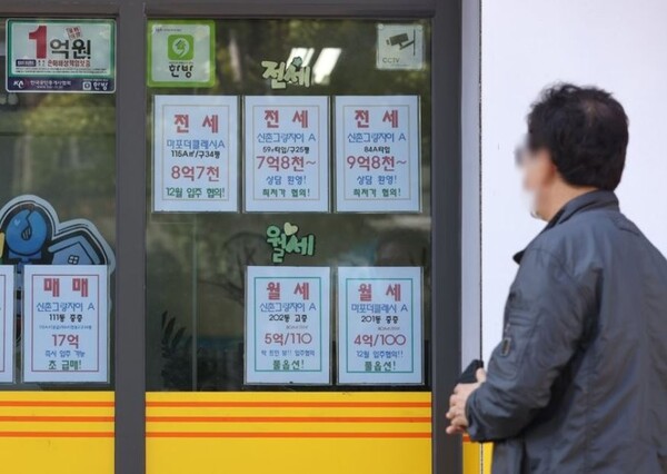 서울의 한 공인중개사 사무소에 전월세 매물 광고가 붙어 있다. 사진=연합뉴스