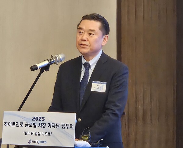 김인규 하이트진로 대표이사가 지난 21일 필리핀 마닐라 기자 간담회에서 발표하고 있다. (사진=하이트진로)