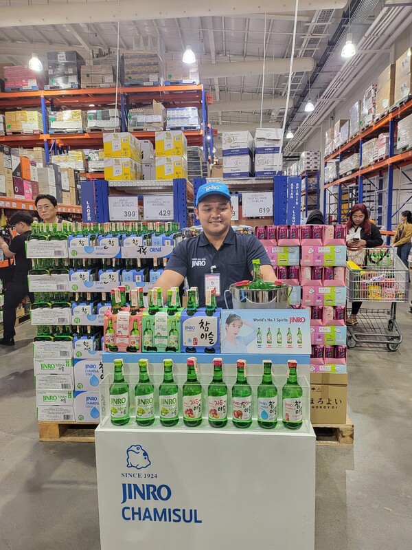 S&R 멤버십 쇼핑 매장에서 현지 직원이 진로 소주 시식을 진행하는 모습. (사진=구변경 기자)