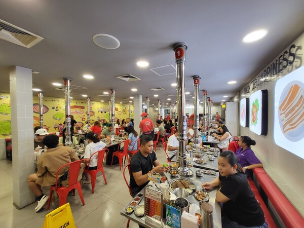 한국식 무한리필 바비큐 전문 프랜차이즈 '삼겹살라맛' 매장에서 현지인들이 삼겹살과 소주를 즐기고 있다. (사진=구변경 기자)