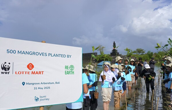 인도네시아 발리에 위치한 맹그로브 에버리텀 공원에서 맹그로브를 식재하는 현지 초등학생들의 모습.(사진=롯데마트)