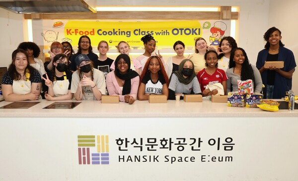 지난 30일 서울 종로구 한식문화공간 이음에서 오뚜기와 한식진흥원이 함께 진행한 ‘K-Food 쿠킹클래스’에 참가한 외국인들이 기념촬영을 하고 있다.(사진=오뚜기)
