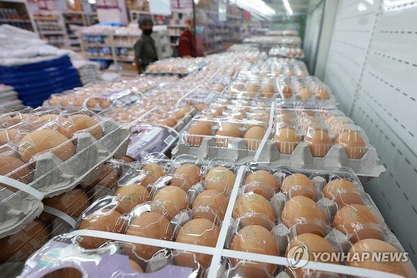 계란 가격이 강세를 이어가는 가운데 지난 9일 서울 서초구 하나로마트 양재점에서 계란을 판매하고 있다.(사진=연합뉴스)