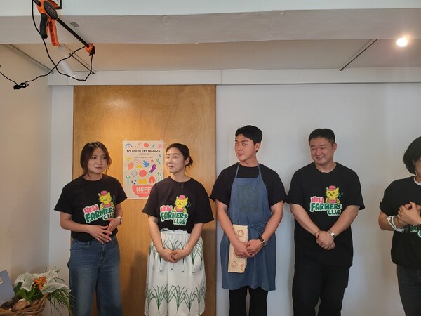 경기도 평택에서 3대째 목장을 운영하며 치즈·요거트·젤라또를 생산 중인 (사진 왼쪽) 곽진영(32) 농부가 인사를 하고 있다. (사진=구변경 기자)