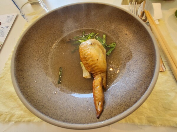 훈연 그릴드 치킨과 맑은 수프. (사진=구변경 기자)