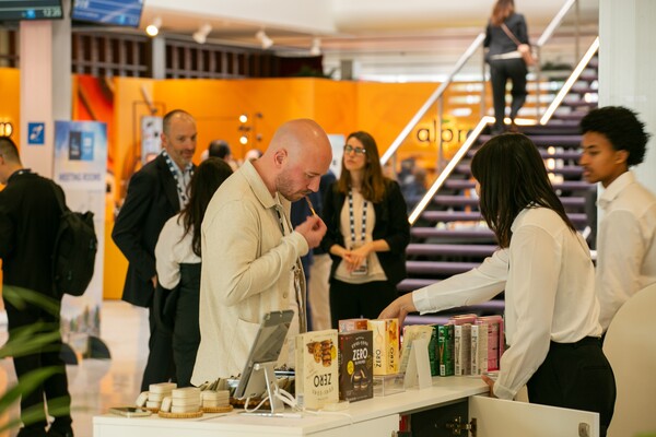 ​롯데가 10일부터 13일까지 네덜란드 암스테르담에서 열린 2025 CGF 글로벌 서밋에 참석해 한일 원롯데에 기반한 그룹 경쟁력을 알렸다. 롯데는 행사장에 체험형 미팅룸과 웰니스 라운지를 조성해 롯데 브랜드와 제품을 홍보했다. (사진=롯데지주)