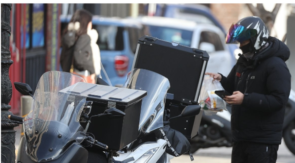 서울 시내 한 음식점에서 라이더가 배달 음식을 수령하고 있다.  사진=연합뉴스.