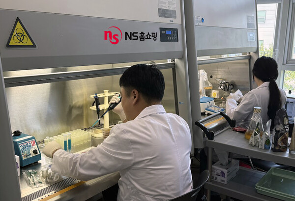 NS홈쇼핑이 6월부터 8월까지 하절기 식품안전 품질관리 강화 기간을 운영한다. 사진은 NS 식품안전연구소 모습 (사진=NS홈쇼핑)