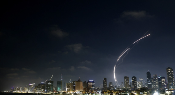 이란이 쏜 미사일의 요격 모습.사진=로이터 연합뉴스.