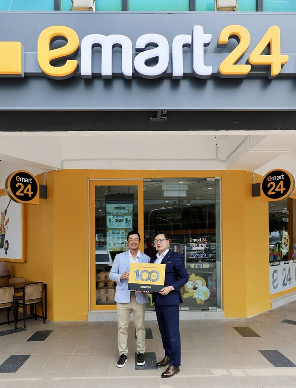 (우측부터) 이마트24 영업지원담당 강인석 상무와 이마트24 말레이시아 CEO 뷔통 팡(Vuitton Pang)이 100호점 매장 앞에서 기념촬영을 하고 있다. (사진=이마트24)