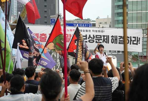 24일 서울 강남구 네오플 서울지사 사옥 앞에서 민주노총 화학섬유식품노조 넥슨지회 네오플분회 관계자들이 집회를 열고 있다. 사진=연합뉴스
