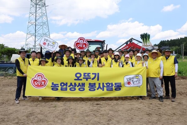 오뚜기 ‘한국농업 상생발전 프로젝트’ 일환으로 진행한 봉사활동에서 참가자들이 기념촬영을 하고 있다.(사진=오뚜기)