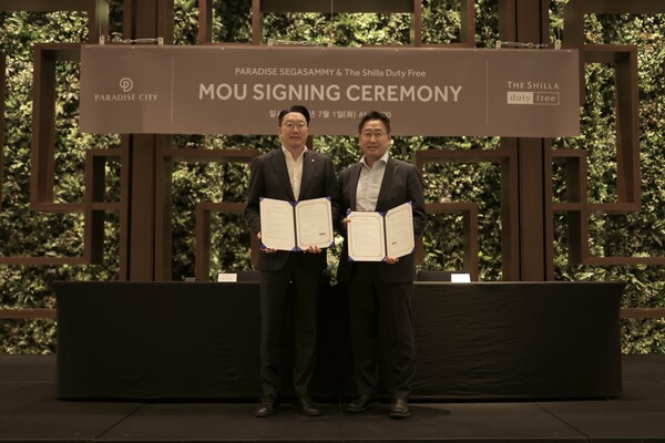 신라면세점은 1일 인천광역시 중구 영종도 파라다이스시티에서 외국인 관광객 유치 활성화를 위한 업무협약을 체결했다. 최종환 파라다이스세가사미 대표(왼쪽), 김준환 호텔신라 TR부문장(부사장). (사진=신라면세점)