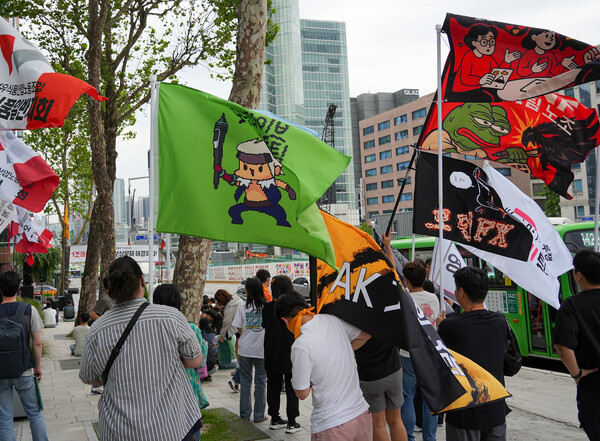  지난달 24일 서울 강남구 네오플 서울지사 사옥 앞에서 민주노총 화학섬유식품노조 넥슨지회 네오플분회 관계자들이 집회를 준비하고 있다. 사진=연합뉴스