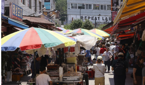  22일 서울 남대문시장에서 시민들과 관광객들이 상점을 둘러보고 있다. 정부가 2차 추가경정예산안으로 전 국민에게 15∼50만원씩 민생회복 소비쿠폰을 지급하기로 하면서 실제 소비 진작 효과에 이목이 쏠린다. 코로나19 재난지원금 관련 연구 결과에서는 신규 소비 창출 효과가 대체로 20∼40%로 분석됐다. 정부도 비슷한 수준으로 추정하는 것으로 알려졌다. 사진=연합뉴스.