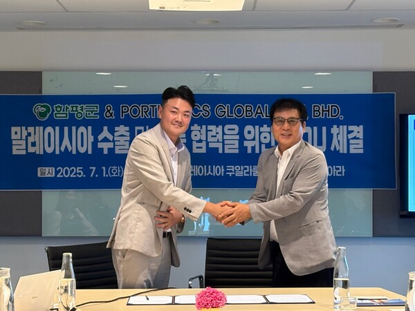 이상익 함평군수(사진 오른쪽)가 포트로직스㈜ 문필 현지법인장과 글로벌 물류 협력 방안을 위한 간담회를 갖고 기념촬영하고 있다. 함평군 제공.