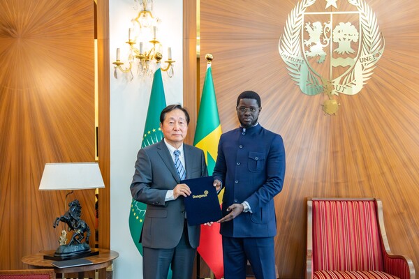 7일(현지시각) 세네갈 다카르의 대통령궁에서 바시루 디오마예 파예 대통령과 (왼쪽)이명우 동원산업 총괄임원 부회장이 기념사진을 촬영하고 있다.(사진=동원그룹)