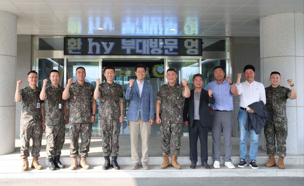 (왼쪽 다섯 번째부터)변경구 hy 대표이사가 육군 25사단을 방문해 한기성 사단장과 사진촬영에 임하고 있다.(사진=hy)