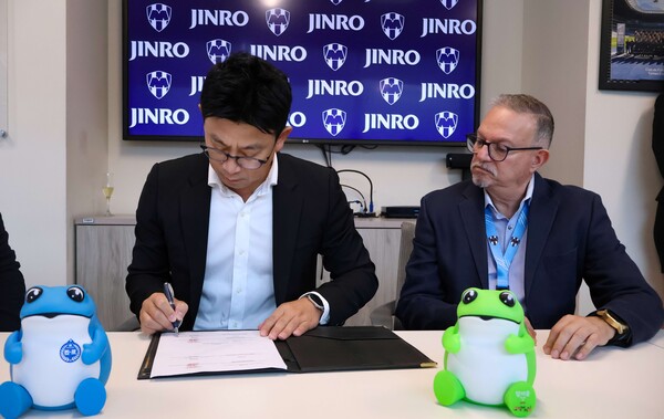 (왼쪽부터)오세호 하이트진로 미주팀장, 카를로스 카예스CF 몬테레이 마케팅 임원이 지난 1일 공식 스폰서십을 체결하고 있다.(사진=하이트진로)