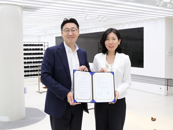 지난 10일 진행된 업무협약식에 참석한 곽종우 신세계디에프 마케팅담당과 정소라 서울시립미술관 학예연구부장(왼쪽부터)이 기념촬영을 하고 있다. (사진=신세계면세점)