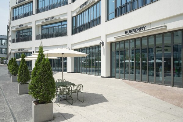 폭염일 때 문을 닫을 수 있는 폴딩도어가 설치된 모습. (사진=현대프리미엄아울렛)