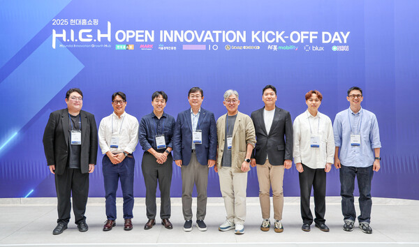 17일 오전, 서울 강동구 천호동 현대홈쇼핑 본사에서 진행된 ‘2025 현대홈쇼핑 H.I.G.H 오픈 이노베이션 킥오프 데이’에서 한광영 현대홈쇼핑 대표이사(왼쪽 네 번째)가 참석자들과 기념사진을 찍고 있다.(사진=현대홈쇼핑)