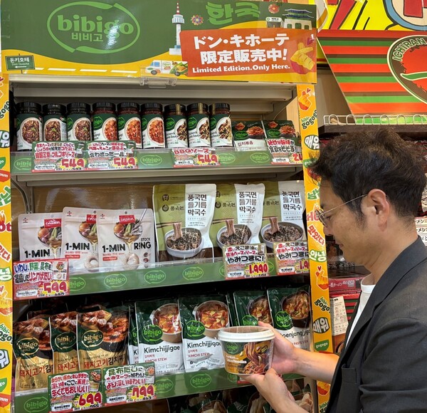 일본 도쿄 나카메구로에 위치한 돈키호테 매장에서 소비자가 비비고 전용 매대를 살펴보는 모습.(사진=CJ제일제당)