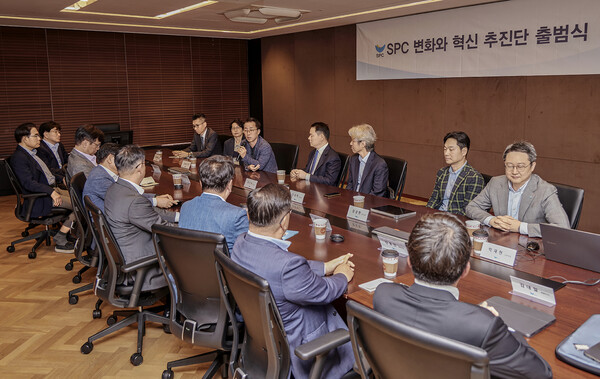 서울 양재동 SPC그룹 본사에서 21일 열린 '변화와 혁신 추진단' 출범식에서 송영수 파리크라상 노조위원장이 발언하고 있다. 뒷줄 가운데가 허진수 변화와 혁신 추진단 의장.(사진=SPC그룹)