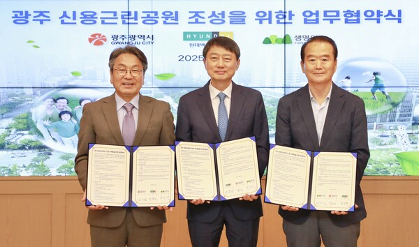 22일 광주광역시 서구 광주광역시청에서 장호진 현대지에프홀딩스 사장(사진 가운데)이 강기정 광주광역시장(사진 왼쪽), 허상만 생명의숲 이사장(사진 오른쪽)과 ‘리그린 파크’ 조성을 위한 업무협약식을 마치고 기념사진을 촬영하고 있다. (사진=현대백화점그룹)