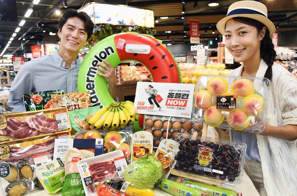 모델들이 23일 서울 등촌동 ‘홈플러스 메가 푸드 마켓 라이브 강서점’에서 ‘홈플런 NOW’ 마지막 행사 상품을 소개하고 있다. (사진=홈플러스)