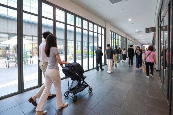 현대프리미엄아울렛 송도점을 방문한 고객들이 접이식 문인 폴딩도어와 냉방시설이 완비된 쾌적한 실내에서 쇼핑을 즐기고 있다. (사진=현대백화점)