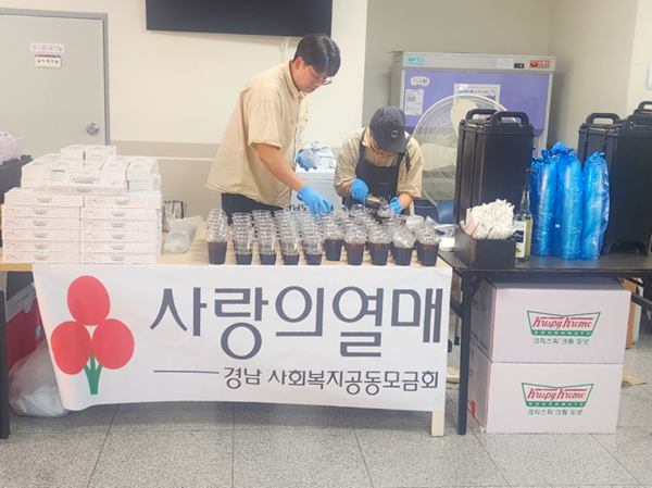 24일 롯데GRS가 산청중학교에서 수해 피해 지역의 이재민에게 구호식품을 전달했다.(사진=롯데GRS)