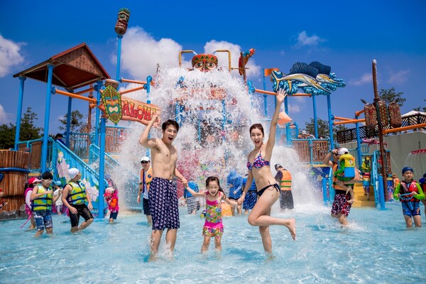 설악워터피아에서 물놀이를 즐기는 가족 (사진=한화호텔앤드리조트)