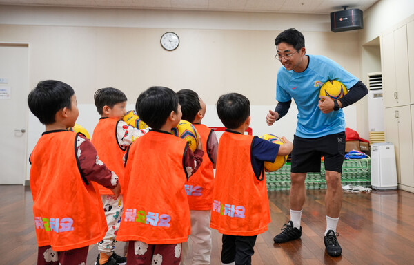 홈플러스 문화센터 축구교실 ‘차요차요’ 강좌에 참여하고 있는 유아 수강생들(사진=홈플러스)