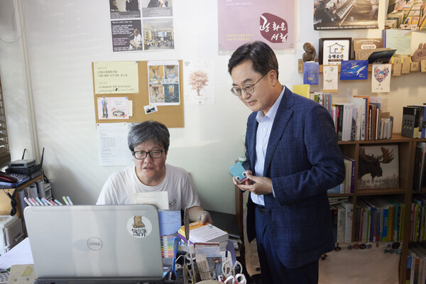 지역 내 서점을 찾아 수원페이로 도서를 구입하는 김동연 경기도지사. (사진=경기도)