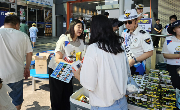 기흥휴게소(부산 방향)에서 방문객들에게 졸음운전방지를 위해 졸음번쩍껌 등을 나눠주는 모습(사진=롯데웰푸드)