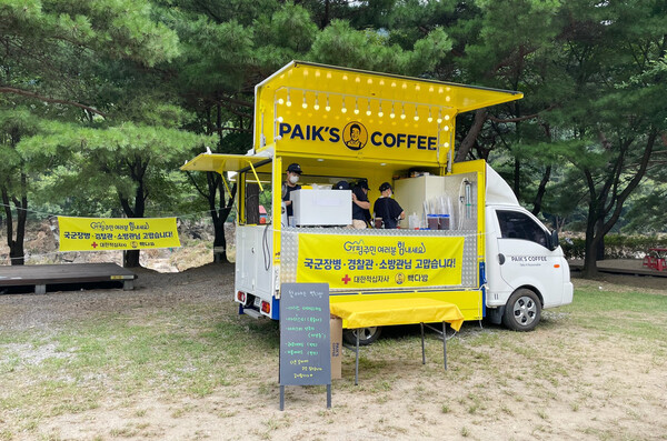 더본코리아가 가평군 수해 복구 현장에 자원봉사자들을 위해 지원한 '커피트럭'.(사진=더본코리아)