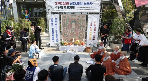 대한불교조계종 사회노동위원회, 천주교서울교구 노동사목위원회, 한국기독교교회협의회 교회와 사회위원회, 파리바게뜨 노동자 힘내라 공동행동 등이 지난달 5일 서울 서초구 SPC그룹 본사 앞에서 'SPC삼립 산재사망사고 49재 추도식'을 열고 있다. (사진=연합뉴스)