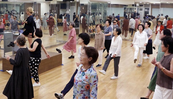 신세계백화점 본점 아카데미, 시니어댄스 강좌 모습.(사진=신세계백화점)