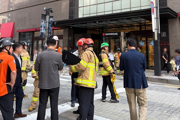 명동 신세계백화점 본점에 출동한 소방. (사진=독자 제공)
