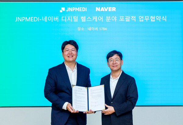  (오른쪽부터) 네이버 최인혁 테크비즈니스 대표와 제이앤피메디 정권호 대표가 네이버 1784 사옥에서 디지털 헬스케어 분야 포괄적 업무협약식을 진행했다. 사진=네이버