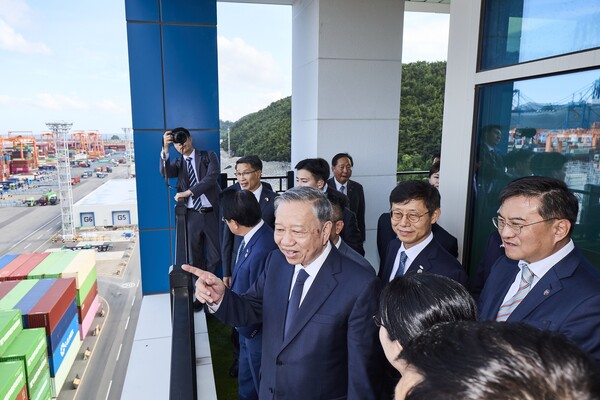 13일 또 럼 베트남 당서기장(손든 사람)과 김남정 동원그룹 회장(가장 오른쪽)이 동원글로벌터미널부산 현장을 둘러보고 있다.(사진=동원그룹)