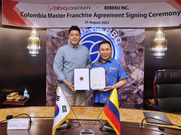 지난 24일 제너시스BBQ 그룹은 본사에서 콜롬비아 현지 기업 베베쿠사(Bebeku Inc)와 마스터 프랜차이즈(MF, Master Franchise) 계약을 체결했다. 사진 오른쪽 윤홍근 제너시스 BBQ 그룹 회장. (사진=BBQ)