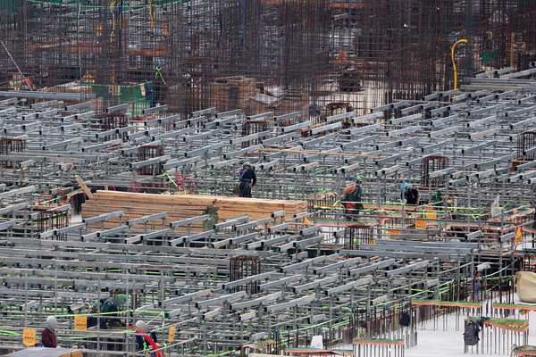 서울 시내 한 아파트 건설 현장에서 근로자들이 작업을 하고 있다. 연합뉴스 제공.