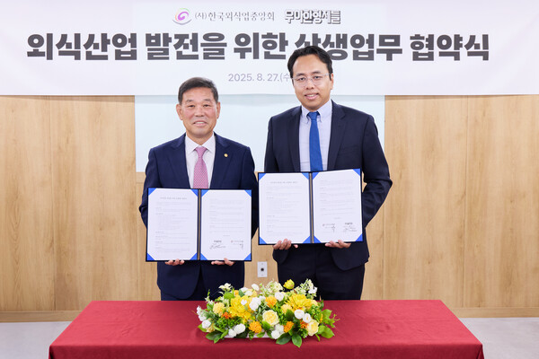 27일 서울 중구에 위치한 한국외식업중앙회 본사에서 김범석 우아한형제들 대표이사(사진 오른쪽)와 김우석 한국외식업중앙회 회장이 '외식산업 발전을 위한 상생 업무협약'을 체결하고 있다. (사진=우아한형제들)
