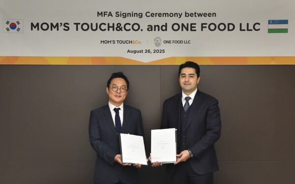 (왼쪽)김동전 맘스터치앤컴퍼니 대표이사, 자파르(Zafar) ONE FOOD LLC 대표이사가 기념촬영을 하는 모습.(사진=맘스터치앤컴퍼니)
