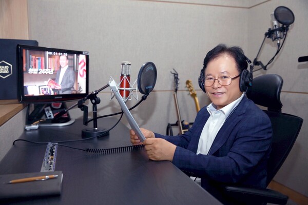 조항목 NS홈쇼핑 대표이사가 AI 커스텀 보이스 제작을 위해 샘플링 녹음을 하는 모습. (사진=NS홈쇼핑)