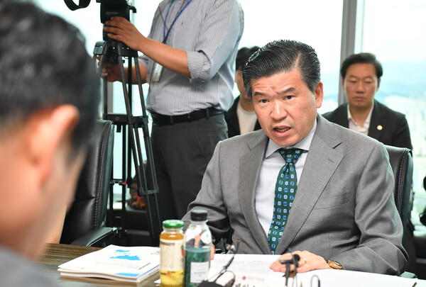 제임스 김 주한미국상공회의소 회장이 4일 서울 여의도 주한미국상공회의소에서 열린 국민의힘-주한미국상공회의소(AMCHAM) 간담회에서 발언하고 있다. 사진= 연합뉴스.